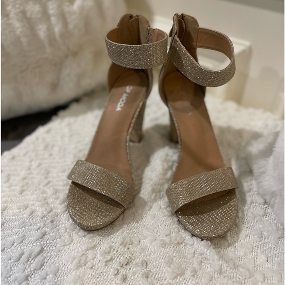 Gold Glitter Heels, Size 8 - Picture 2 of 5